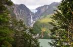 A incrível visão do Vetisquero Colgante e das cachoeiras que nascem nessa geleira, no Parque Nacional Queulat, na Carretera Austral, no sul do Chile